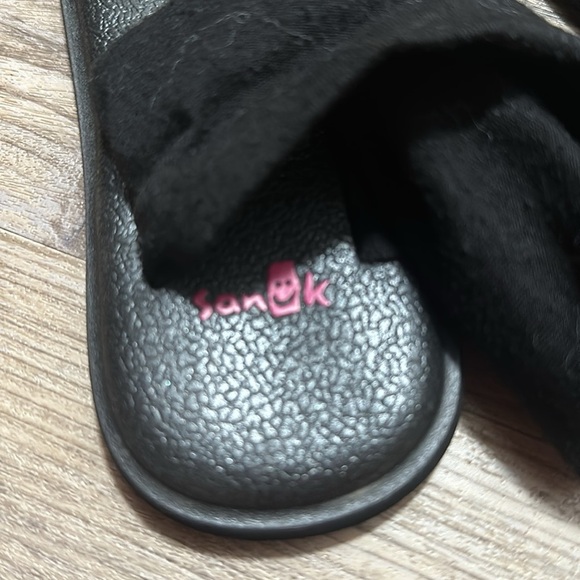 Sanuk girls black sandals size 13/1 - Picture 2 of 2